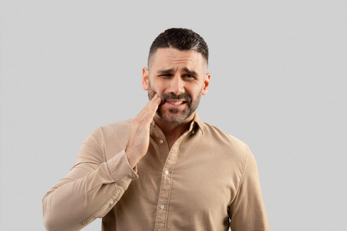 What does the presence of tooth pain indicate?